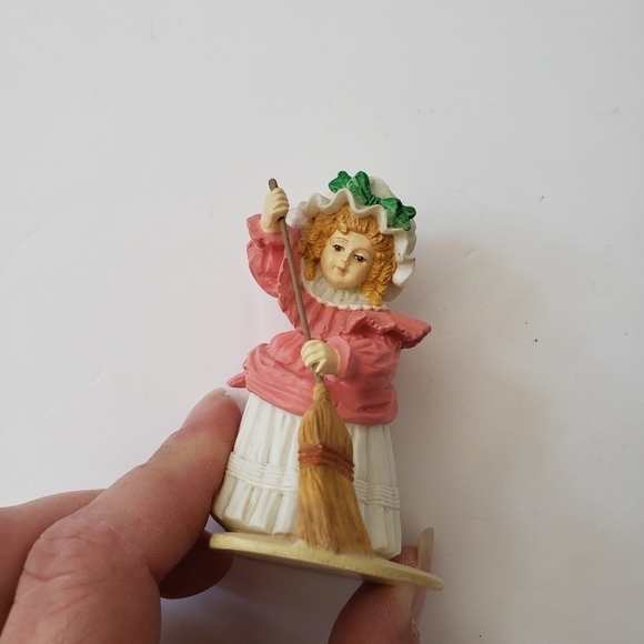 Maud Humphrey Bogart Cleaning House Figure 1991 Hamilton Gifts H5611 8520 H - Picture 2 of 7